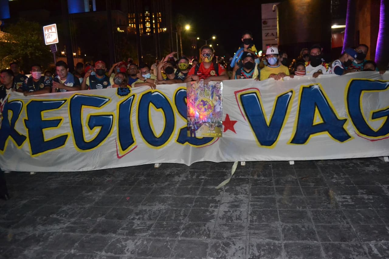 En vísperas de la final de la Concacaf Liga de Campeones donde las Águilas del América enfrentarán a Rayados de Monterrey, al rededor de 250 aficionados se dieron cita a las afueras del hotel de concentración del conjunto azulcrema. Los fans americanistas comenzaron a tocar tambores, cantar porras y encendieron bombas de humo cuando el equipo arribó a las instalaciones.
