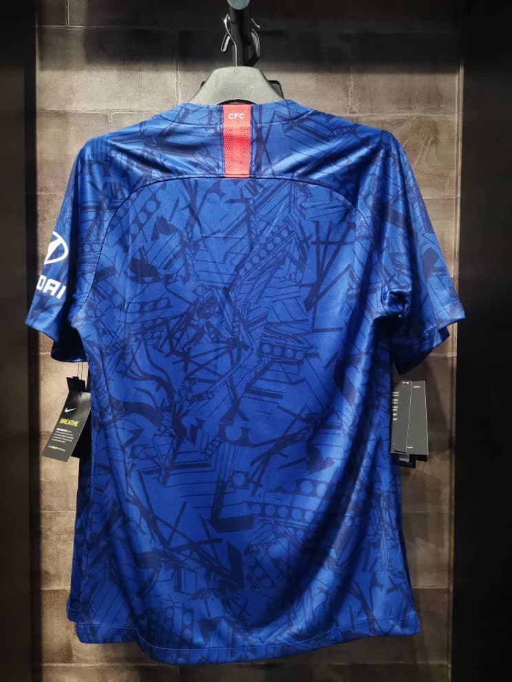 Aunque aún no es oficial, los portales especializados en playeras futboleras aseguran que estas serán las nuevas prendas del Chelsea para la temporada 2019/20. Sin duda, la local es mucho más arriesgada que la actual con motivos que evocan la estructura de Stamford Bridge, mientras que la segunda es mucho más sobria.