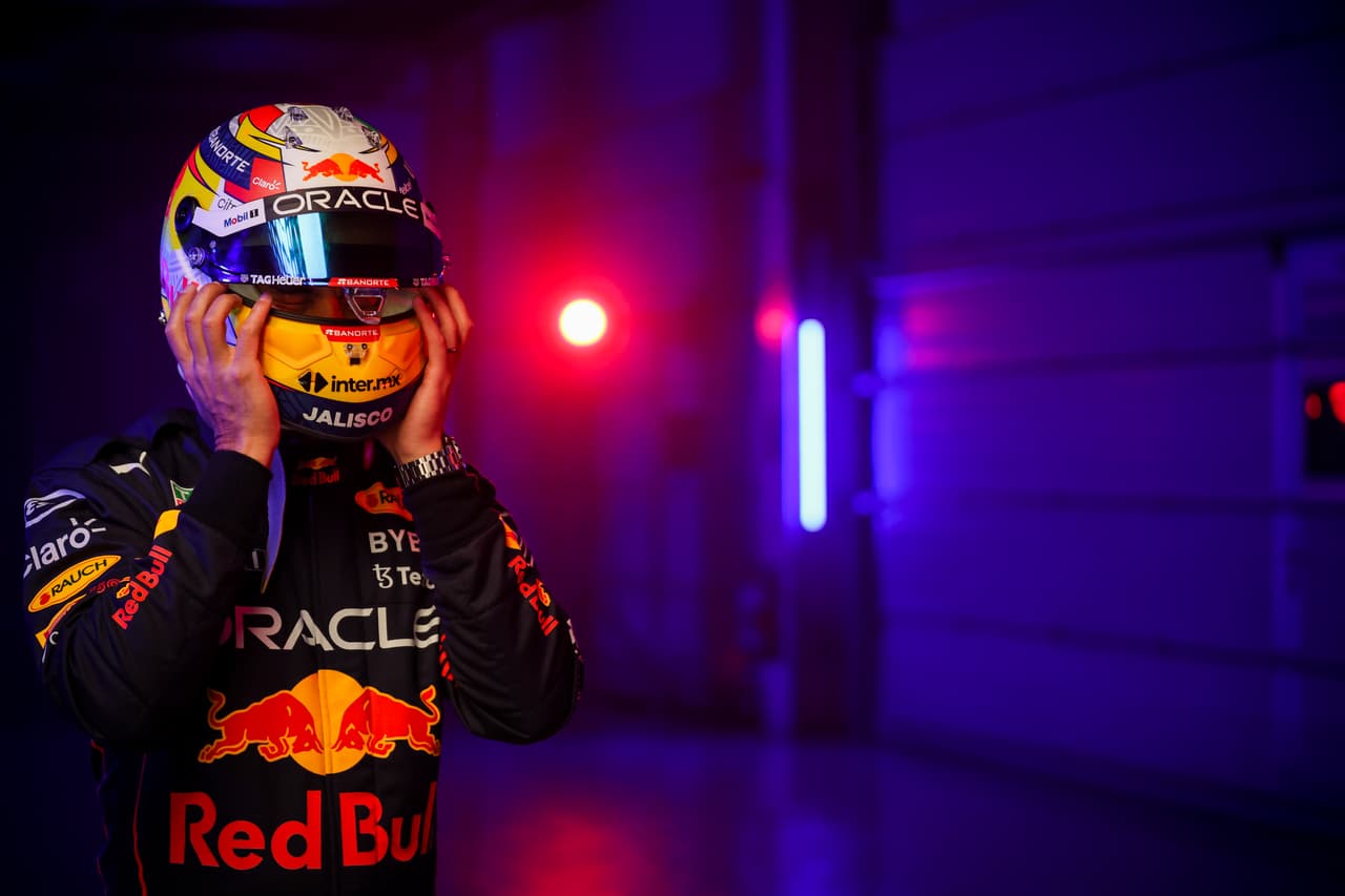 El piloto mexicano Sergio 'Checo' Pérez modelo su nuevo casco, noticia que tardó segundos en darle la vuelta al mundo entero.