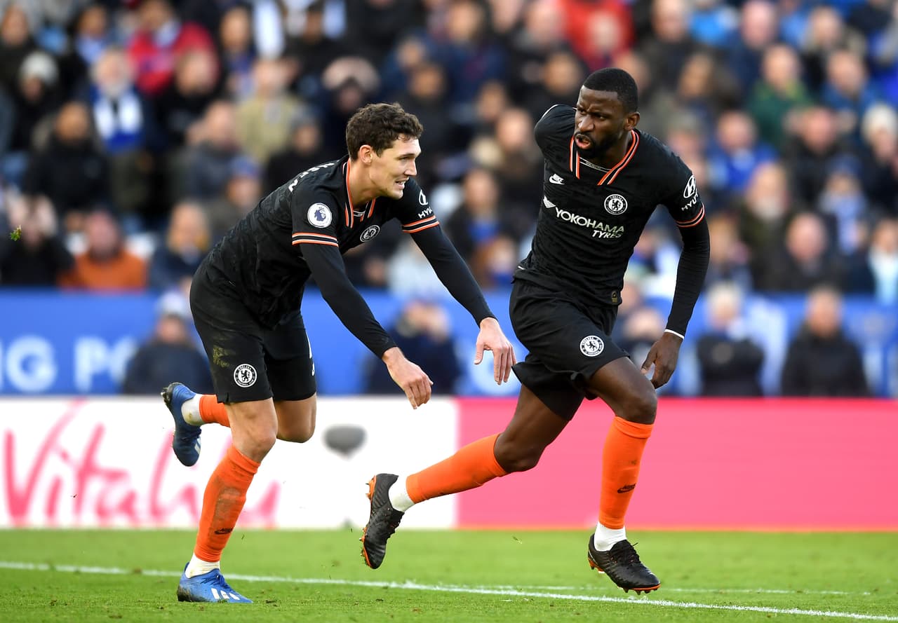Rüdiger (46’, 71’) abrió y cerró el marcador. Barnes (54’) y Chilwell (64’) marcaron para los locales. Los de Lampard cierran la J25 con 41 unidades y los dirigidos por Brendan Rodgers acumulan 49.