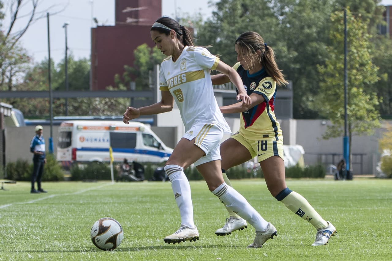 La jugadoras del América no pueden meter ni las manos y las regias se encargan de golear 0-4 al conjunto capitalino.