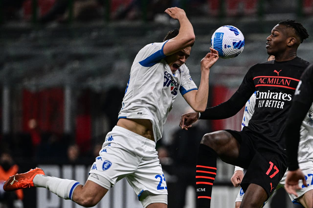 El Milan derrotó al Empoli por 1-0 gracias a un tanto de Kalulu y se mantiene como líder de la Serie A.