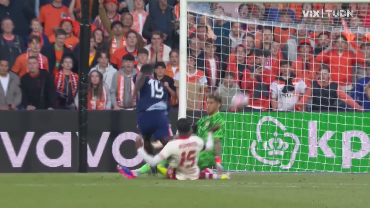 ¡Perdona! Brobbey se escapa y St. Clair le tapa el trallazo