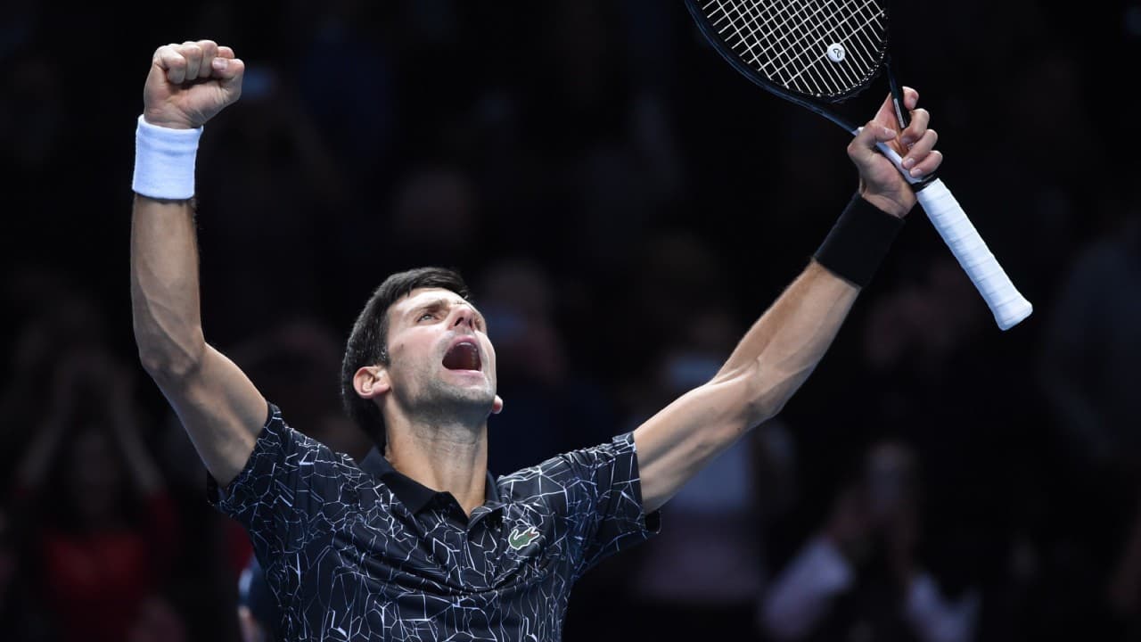 Novak Djokovic derrotó con facilidad a John Isner en su debut en las Finales de la ATP