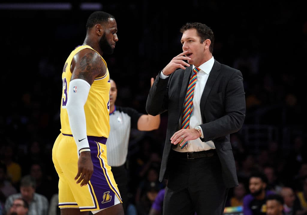 Con el entrenador Luke Walton (derecha), los Lakers tuvieron marca de 35 victorias y 47 derrotas en la temporada anterior, por lo que el primer objetivo será tener marca ganadora.