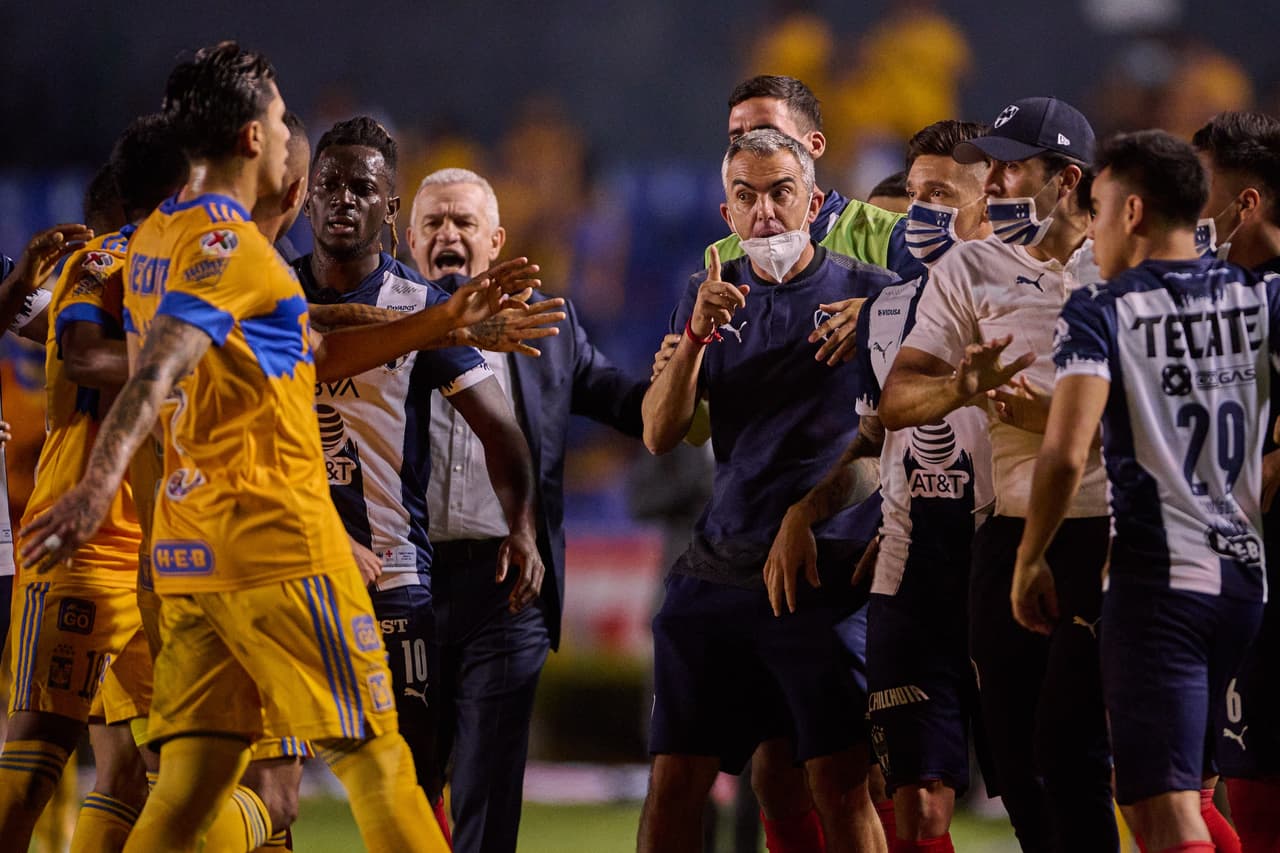 El cuerpo técnico de Monterrey se vio involucrado en la bronca.