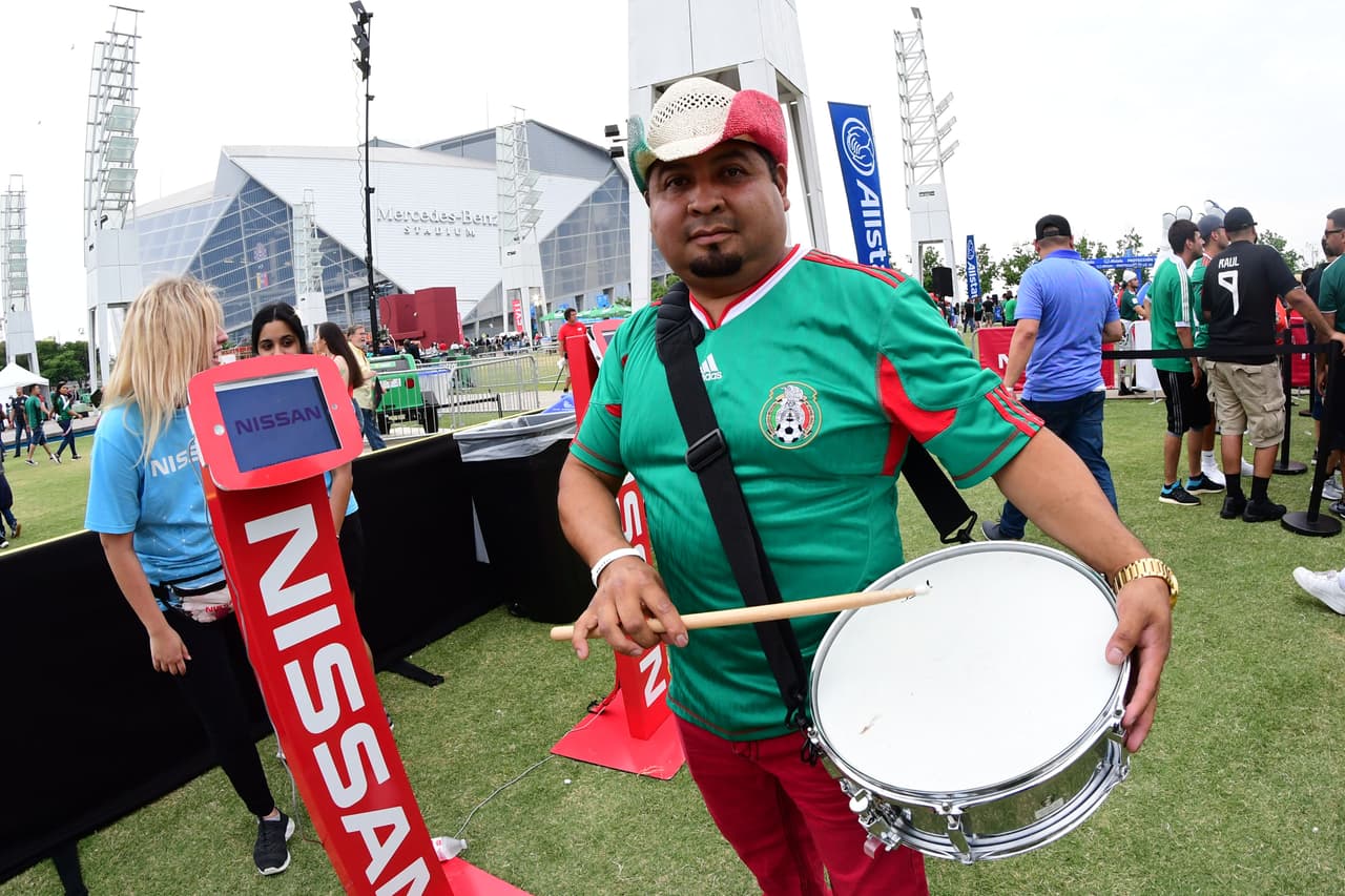 Con gran entusiasmo arribaron los aficionados de la Selección Mexicana para apoyar al Tri en su partido de preparación para la Copa Oro ante Venezuela en Mercedes-Benz Stadium, en Atlanta. Gran colorido y buen ambiente estaban armando los seguidores mexicanos y también los venezolanos que llegaron a apoyar a su Vinotinto, que se prepara para la Copa América.