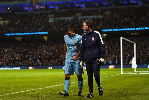 El delantero argentino del Manchester City Sergio Agüero, máximo goleador de la liga inglesa, se marchó lesionado a los cinco minutos de juego del encuentro ante el Everton. El internacional albiceleste sufrió un golpe en la rodilla izquierda y salió del terreno de juego acompañado del personal médico. Agüero tardó unos minutos en comprobar que no podía seguir jugando y no pudo contener las lágrimas al abandonar el césped del Etihad Stadium.