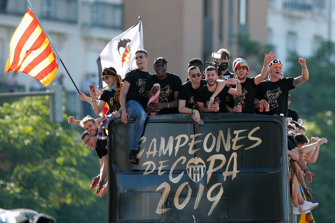 En las calles de Valencia y en el Estadio Mestalla se vivió la celebración del título de la Copa del Rey obtenido por el Valencia CF, primero en 11 años y octavo en la historia.