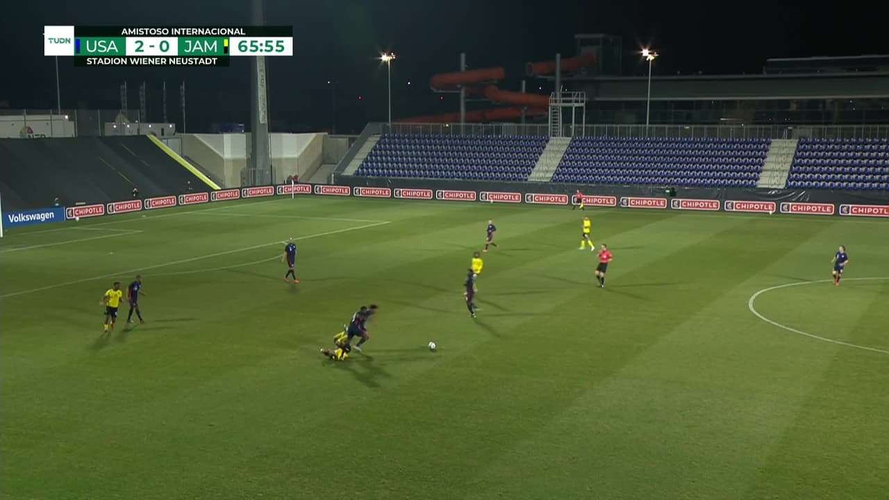 ¡TIRO ATAJADO! disparo por Sebastian Lletget.