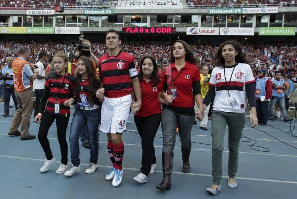 El goleador Petkovic del Flamengo se despidió de las canchas en un duelo ante Corinthians y su familia lo acompañó en este importante momento, cuando decidió terminar su destacada carrera.