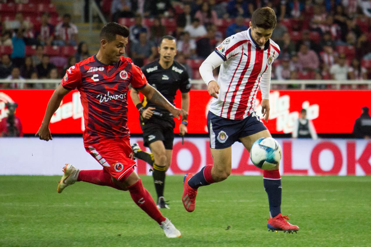 Y hasta defendiéndose con ocho jugadores y dejando el resto para un posible contraataque, Veracruz no dio visos de modificar esa estrategia que al menos en los primeros 45 minutos les funcionó.