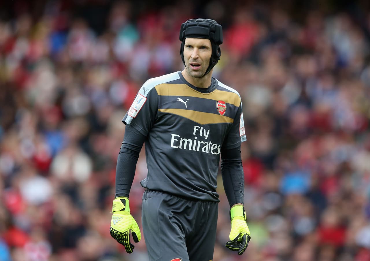 El Arsenal buscará hacer rendir el plantel de la temporada pasada, pues hasta el momento sólo han contratado como figura a Petr Cech para darle seguridad a la portería.