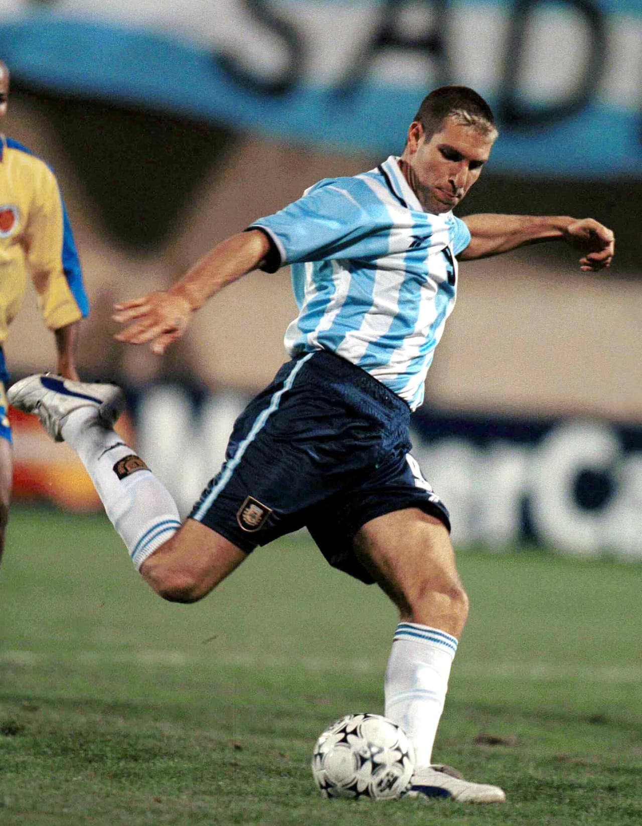 Martín Palermo tuvo una nueva oportunidad al minuto 31 del segundo tiempo, pero de nuevo su remate fue desviado, muy arriba del horizontal. Cuarto penalti del partido, tercero fallado.