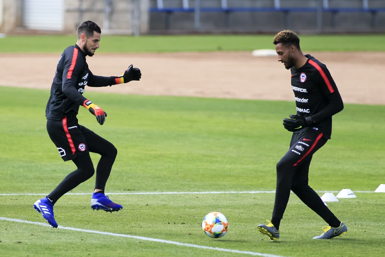 Chile, con Arturo Vidal a la cabeza y bajo la batuta del colombiano Reinaldo Rueda, prepara su choque contra México, al que espera volver a vencer ahora que está Gerardo Martino como técnico.