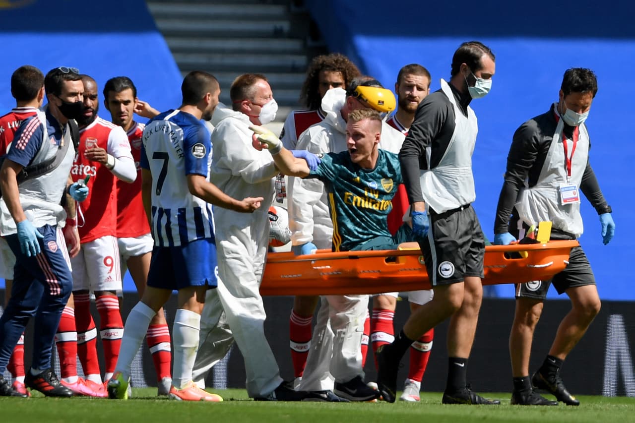 Bernd Leno sale en camilla y recrimina lesión al rival