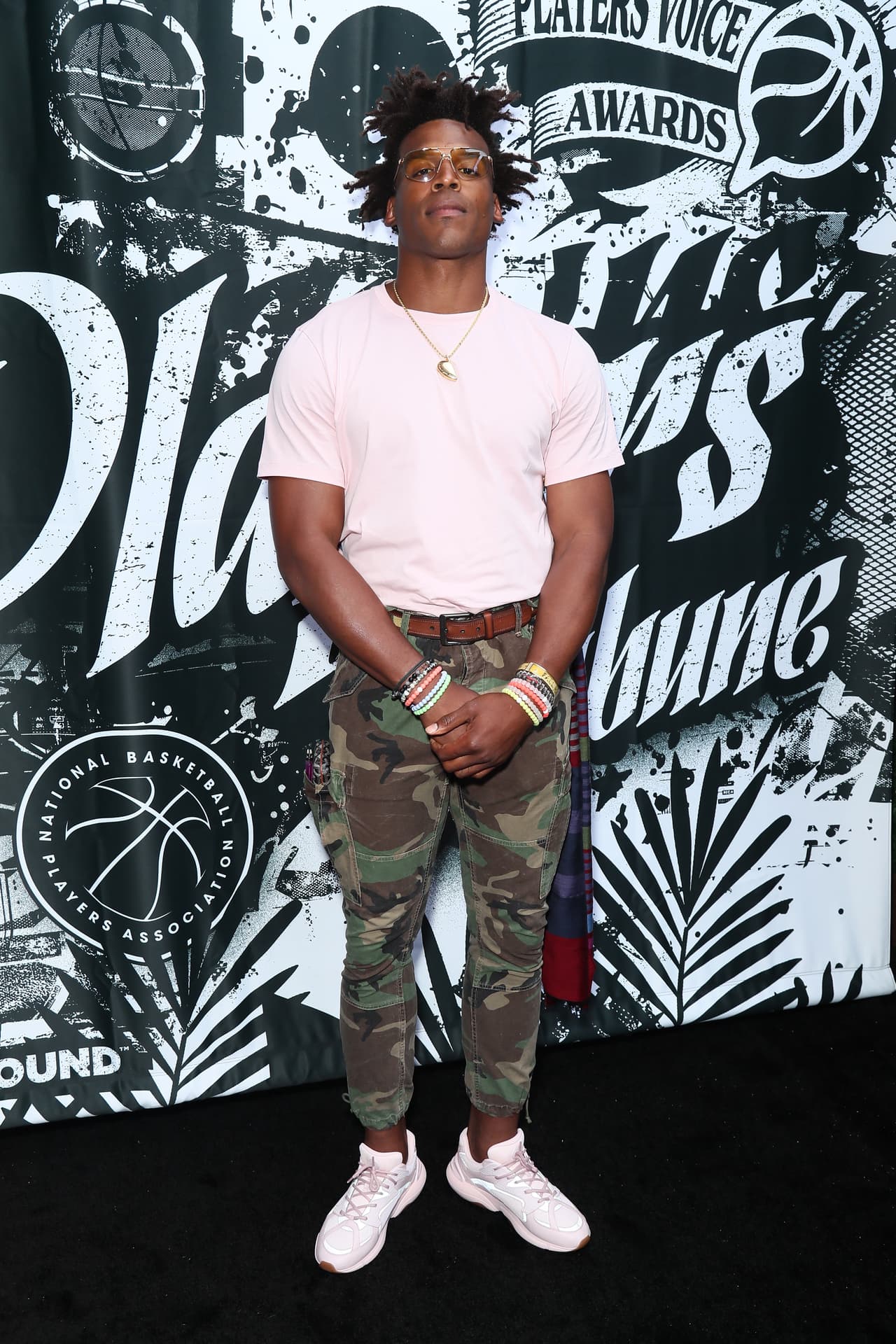 Durante un evento de la NBA en California presentó este 'look' con una notable sensación juvenil y de frescura.