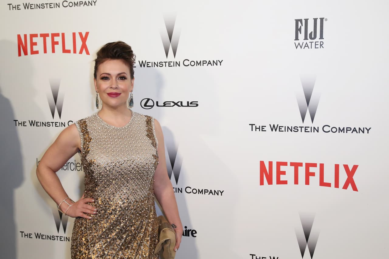 Además de hacerse una carrera en la televisión estadounidense, la hermosa Alyssa Milano tiene una larga historia como seguidora del béisbol e incluso ha tenido romances con deportistas.