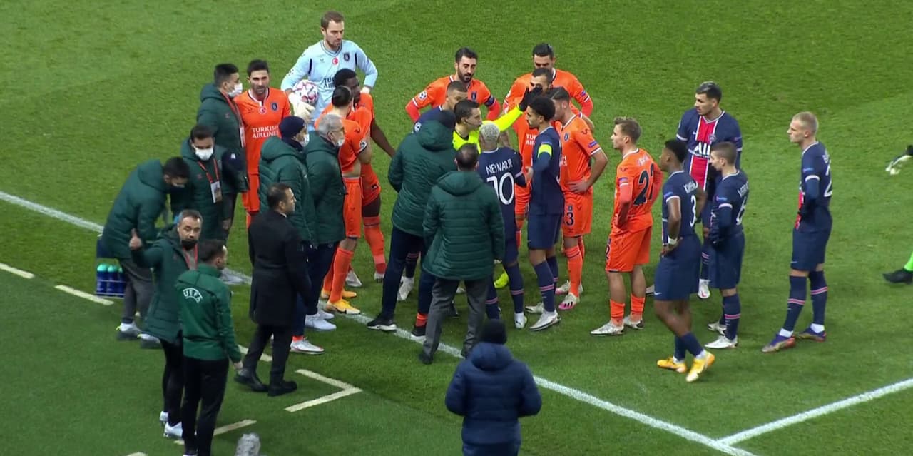 Supuesto insulto racista detiene partido entre PSG e Istanbul 