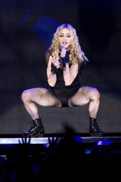 Se reportó que "La Reina del Pop" Madonna será la encargada de cantar en el medio tiempo del Super Bowl XLVI en Indianápolis el 5 de febrero del 2012. NFL.com/Español le rinde un homenaje con sus mejores imágenes a lo largo del tiempo.