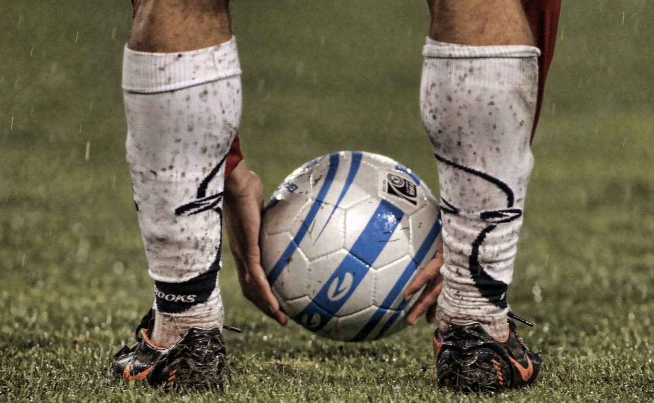 Entre los años 70 y 80, el balón tuvo una evolución en su manufactura al tener hexágonos y pentágonos pegados y cosidos a mano. De a poco el balón se hizo impermeable y ahora rueda más rápido.