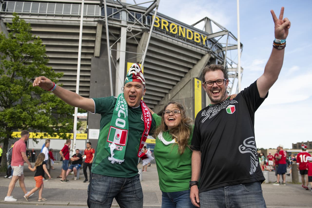 Las aficiones de México y Dinamarca conviven en Copenague previo al último ensayo de ambas selecciones antes de sus debuts en la Copa del Mundo Rusia 2018.