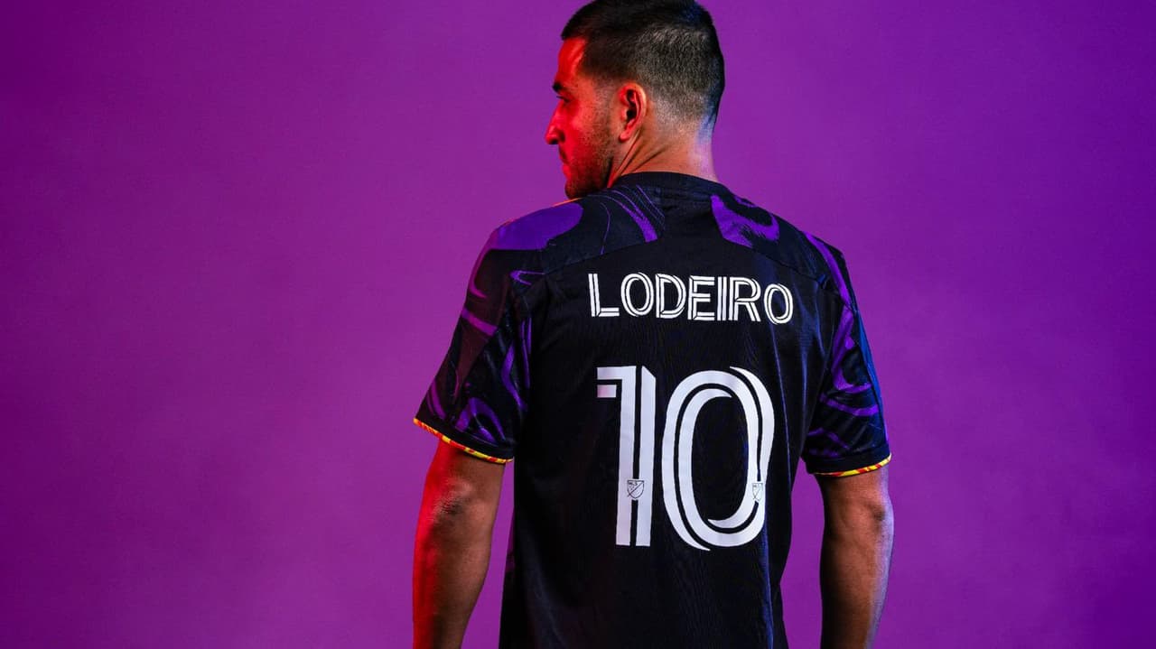 ¿Una camiseta inspirada en la era psicodélica, en púrpura, naranja y amarillo? ¿Por qué no? Seattle Sounders FC presentó su 'Camiseta Jimi Hendrix' este jueves.
<br>