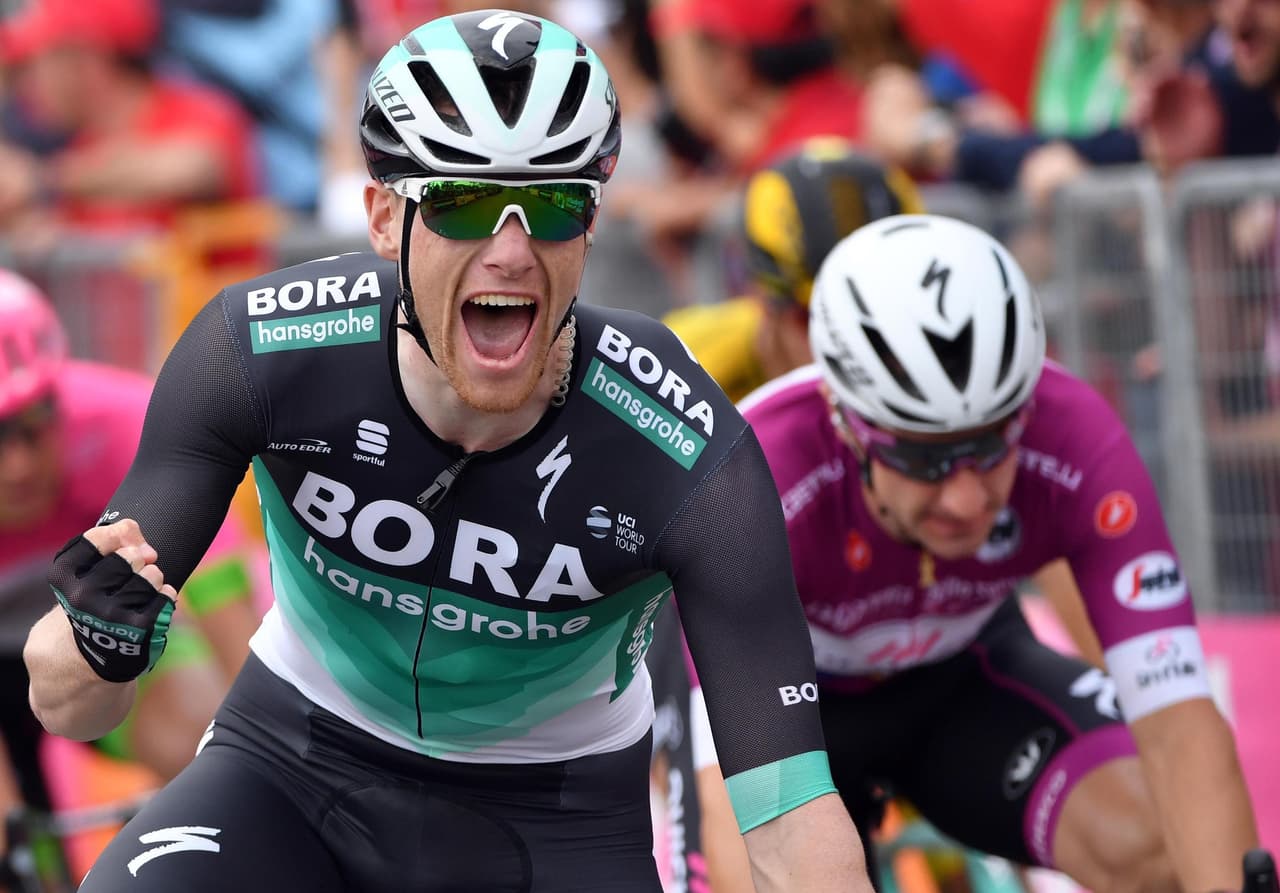 El irlandés Sam Bennett (izq.) ganó la séptima etapa del Giro de Italia entre Pizzo y Praia a Mare, de 159 kilómetros, mientras que el británico Simon Yates (Mitchelton) mantuvo el liderato.