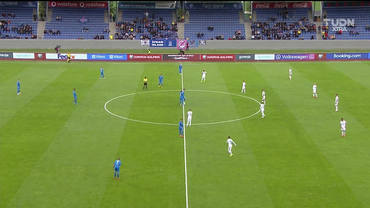 Arranca el partido y la pelota está en juego.