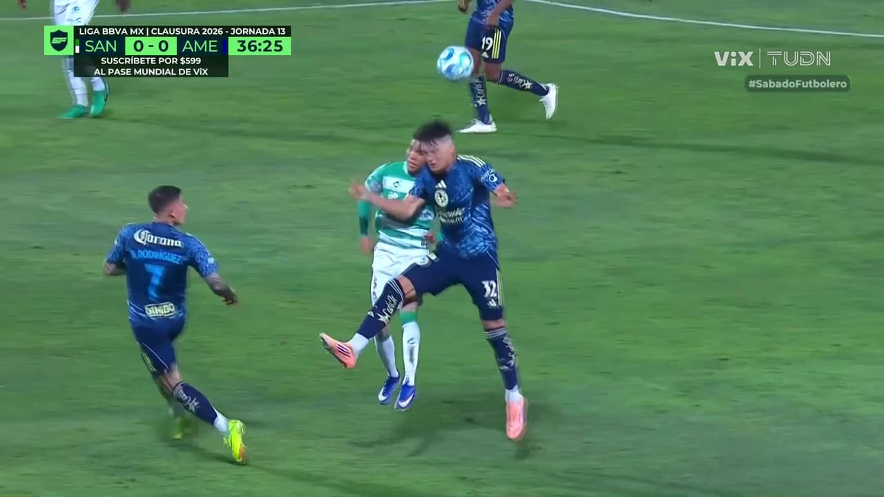 ¡Escalofriante choque de cabezas entre Shocker Vázquez y Aldo López provoca llegada de ambulancia!