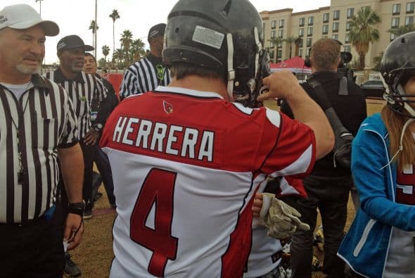 Miguel 'Piojo' Herrera jugó 'Tocho Bandera' en Phoenix como parte del programa de NFL ,'Play 60', el DT por un momento se convirtió en coach y se olvidó del soccer. 