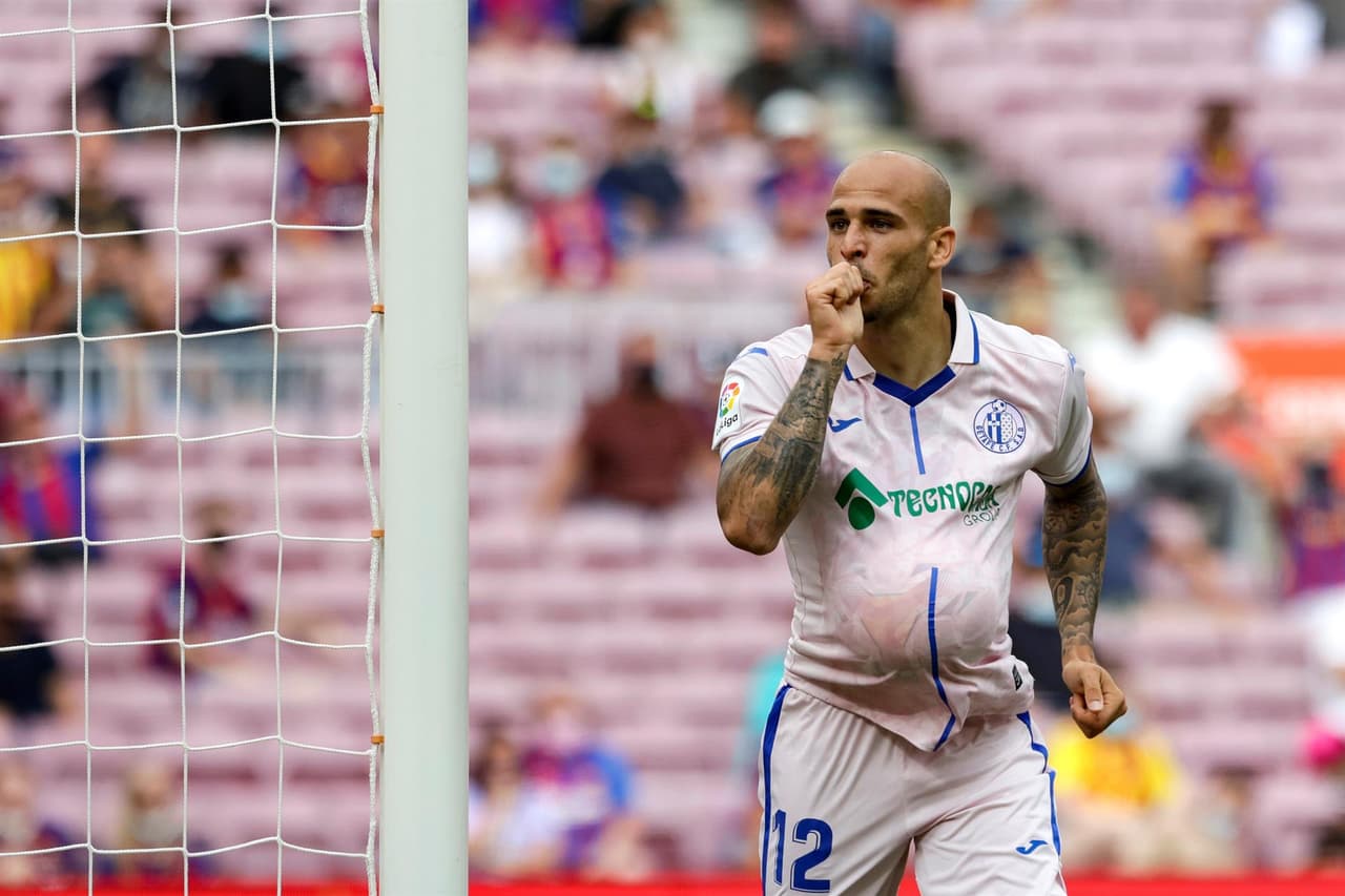 Barcelona consigue llevarse la victoria ante el Getafe 2-1, durante la tercera Jornada en La Liga. Sergi Roberto abrió el marcador muy temprano (2') a favor de los 'blaugrana', pero al minuto 18' Sandro Ramírez ya igualaba el marcado. Fue hasta el minuto 30' donde Memphis Depay ya ponía al Barca arriba y le daba la victoria.