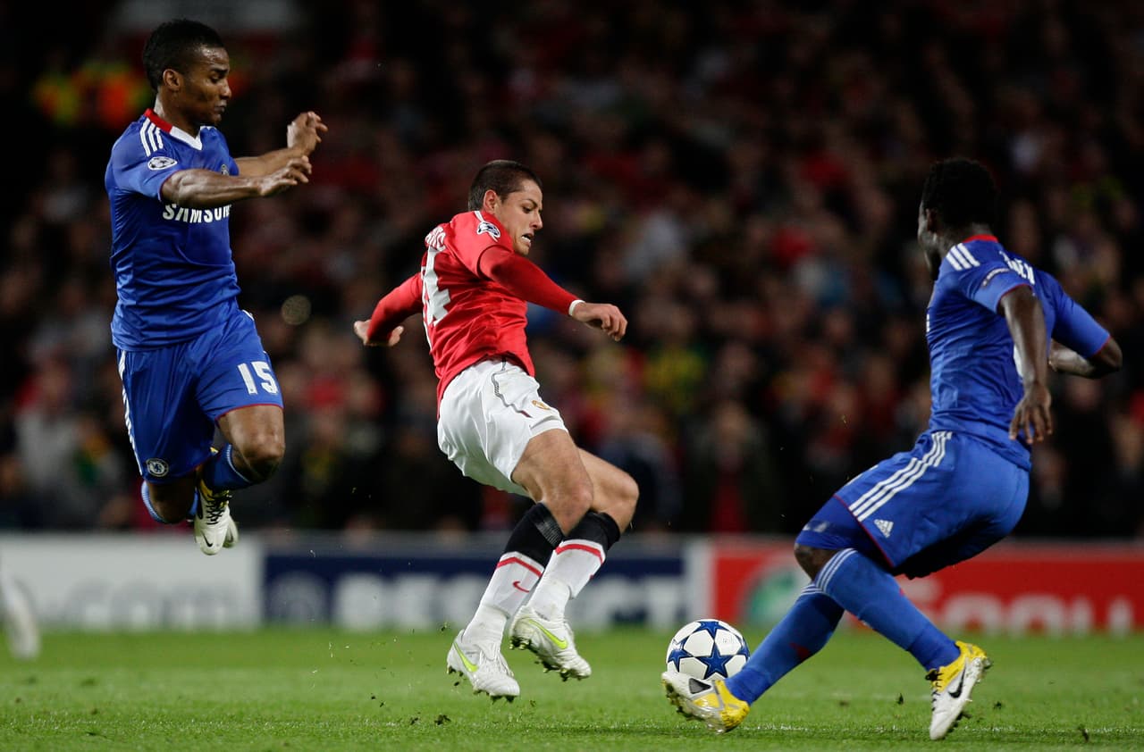 El delantero mexicano no se cansó de pelear los balones.