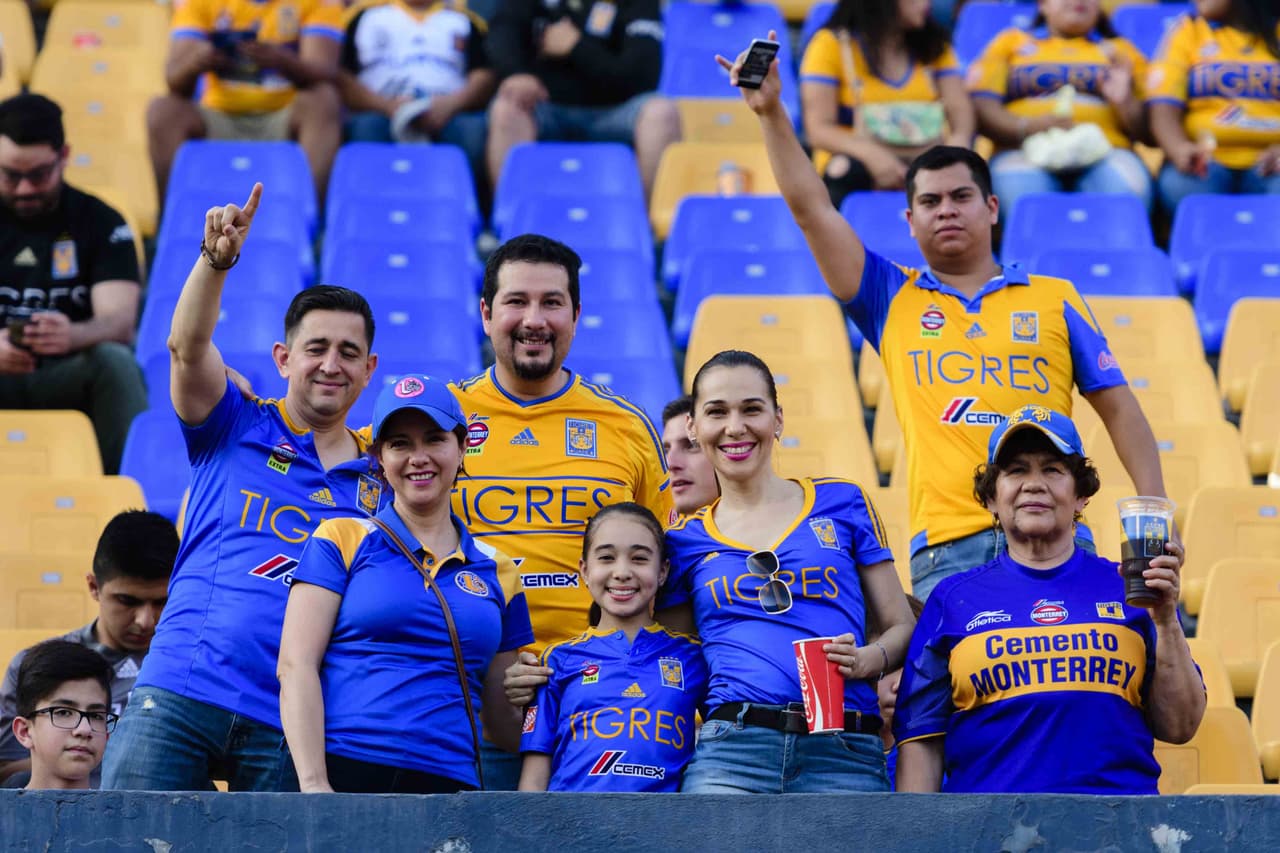 Fanáticos de todas las edades se hacen presentes en el Estadio Universitario, donde este sábado se enfrentan Tigres de la UANL y el Club León por la jornada 1 de la Liga MX Apertura 2018.