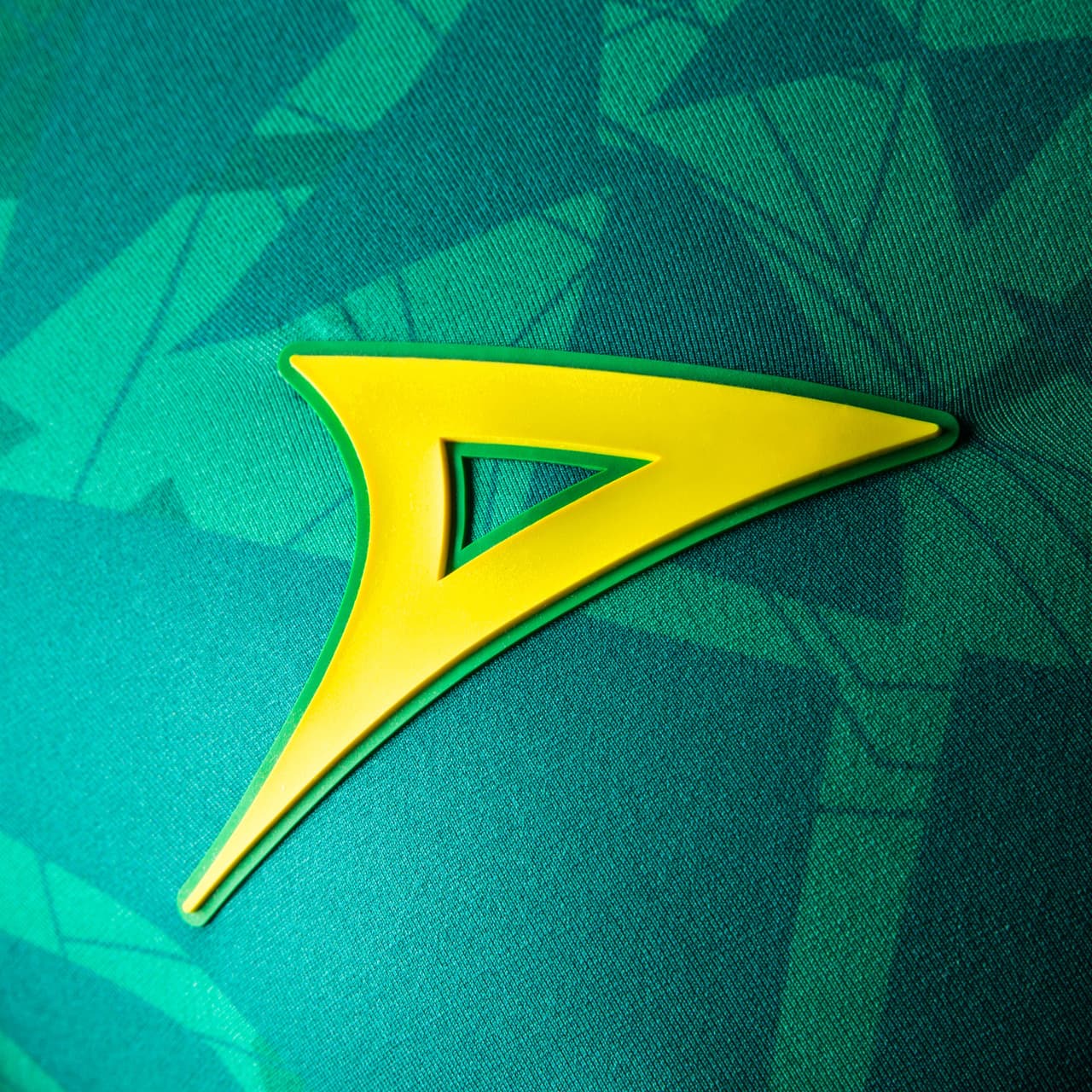 La Fiera anunció sus nuevos jerseys con los que afrontará la nueva temporada del fútbol mexicano. La playera principal cuenta con un diseño de león en el pecho y la alternativa con detalles amarillos y blancos. El Club León vestirá de gala en cada jornada.