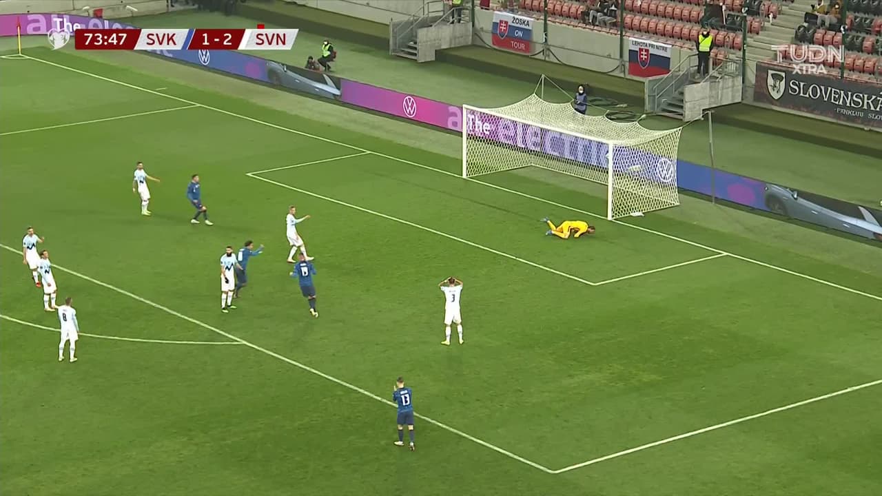 ¡GOL!  anota para Eslovaquia. David Strelec