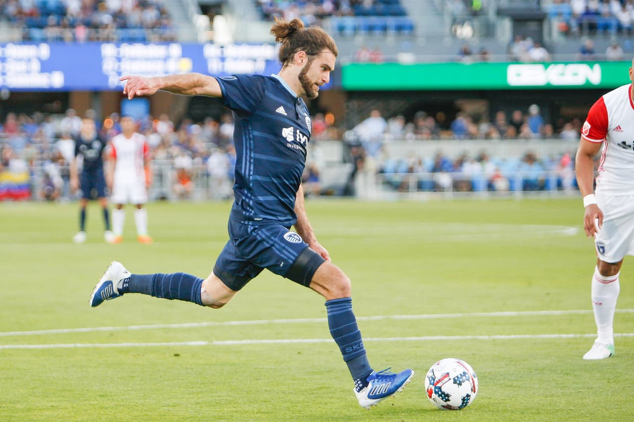 Graham Zusi – Ha participado en 16 de los partidos del hoy líder de la Conferencia Oeste, y aunque todavía no anota gol, ya suma tres asistencias. Y desde luego, sigue siendo ese carismático jugador que muchos reconocen como ‘San Zusi’ por lo sucedido en la eliminatoria rumbo a Brasil 2014.