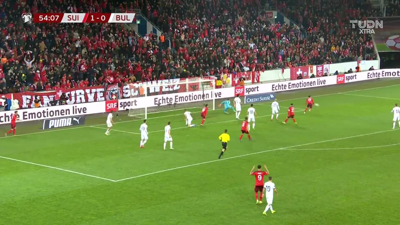 ¡CERCA! Xherdan Shaqiri disparó que se estrella en el poste.