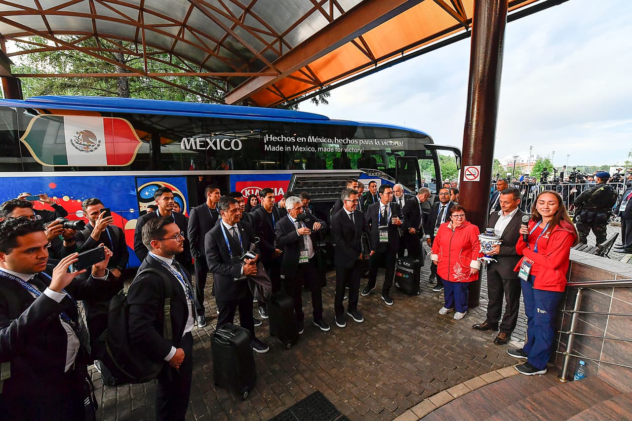 Este es el autobús que transportará al Tricolor en su aventura por Rusia 2018. Funcionarios rusos y una comitiva le dio la bienvenida a cuerpo técnico y jugadores. (Foto: IMAGO7)