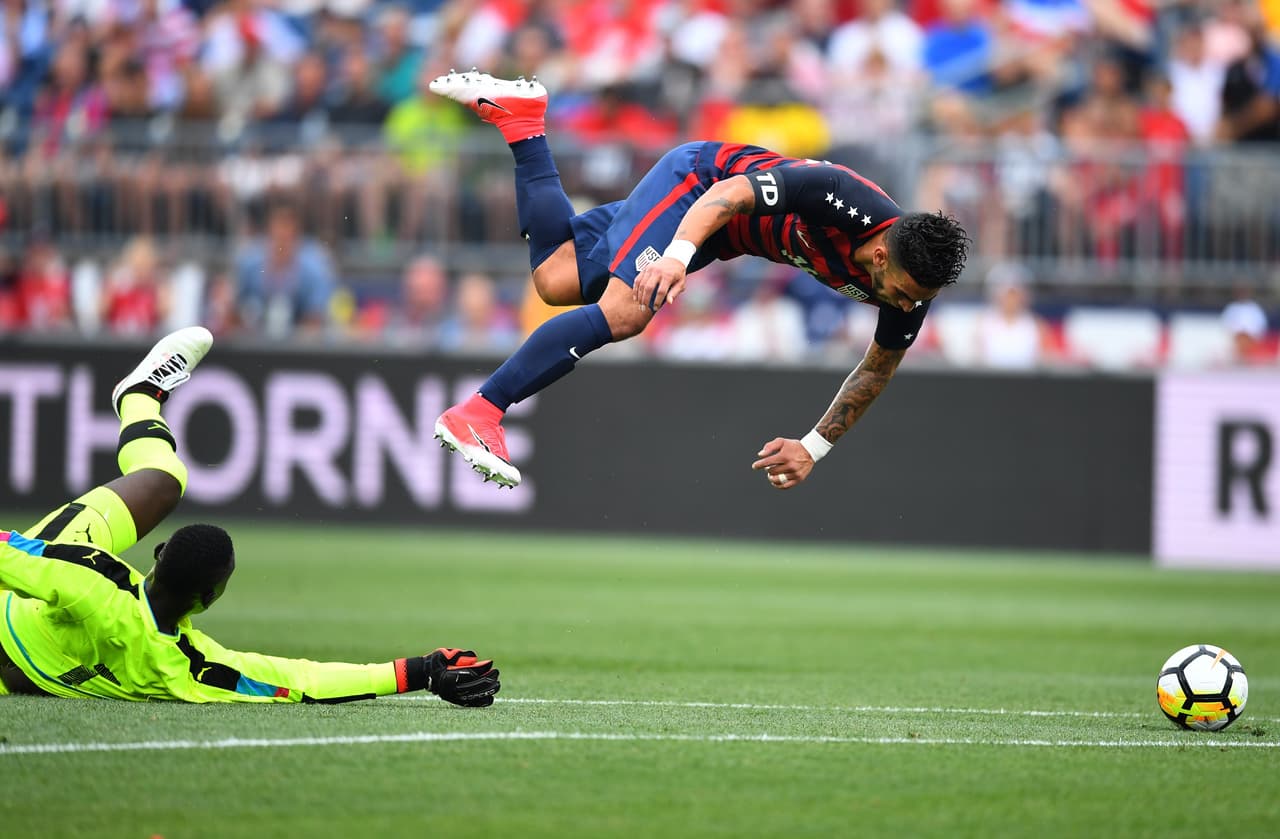 Afortunadamente, no lo conectó con la pierna apoyada en el suelo. De lo contrario, lo hubiera fracturado.