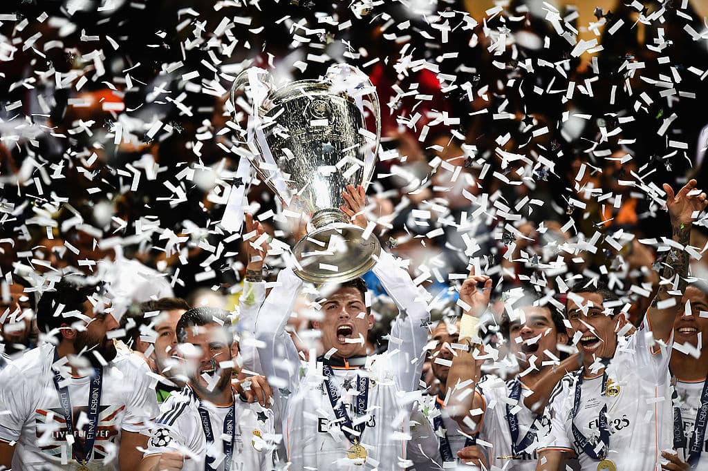 Cristiano Ronaldo conquistó en 2014 su primera 'Orejona' con el Real Madrid, aquí levanta el trofeo tras haberse coronaco monarca de la UEFA Champions League en territorio muy conocido para él, el Estadio da Luz, en Lisboa.