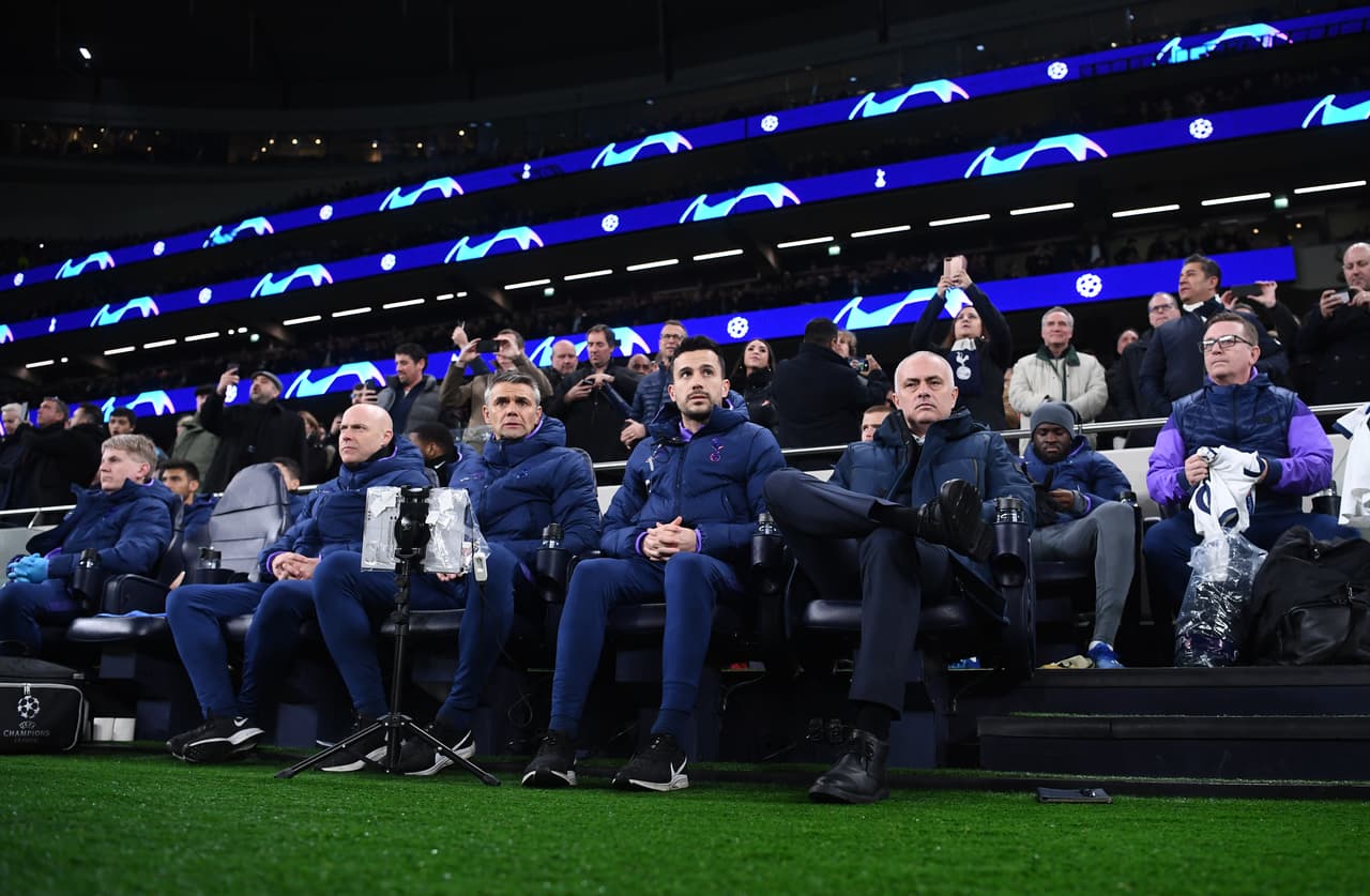 Elegancia y clase en la banca del Tottenham con la presencia de José Mourinho.