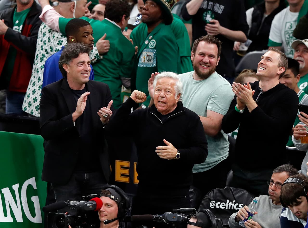 <b>‘Coqueteó’ en la NBA y MLB</b>
<br>- Kraft intentó comprar los Red Sox de la MLB. Hizo preguntas sobre los Celtics de la NBA. 
<br>- Pero tenía claro su objetivo, en una entrevista mencionó: "mi primer amor siempre fue los Patriots. Sabía que sería una posibilidad remota. Quiero decir, ¿cuáles son las probabilidades de tener un equipo en tu ciudad?", se cuestionó.
<br>- En 1985 se embarcó en un plan calculado pero arriesgado para perseguir su sueño.