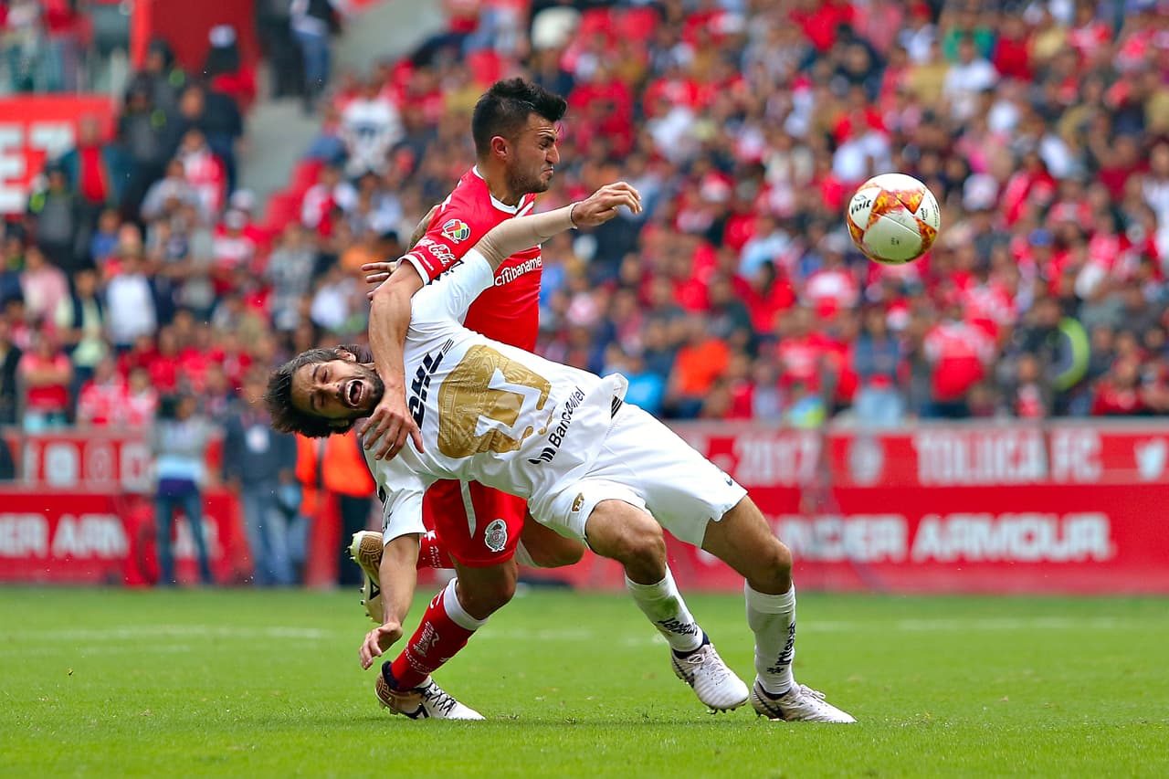 En otra acción controversial el árbitro Fernando Guerrero tampoco sancionó penal en lo que parecía una clara falta a favor de Pumas al minuto 84.