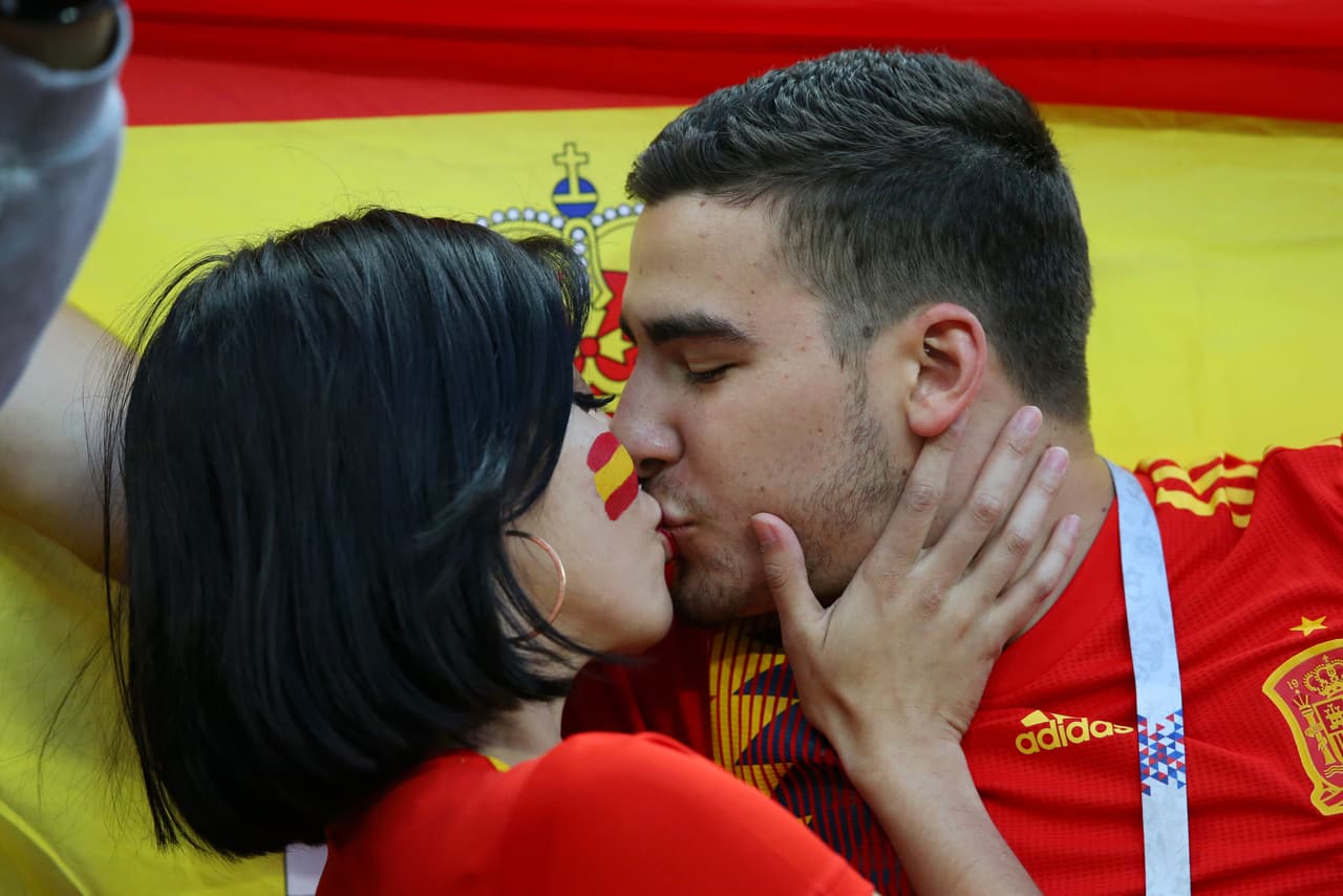 La pasión, alegría y colorido fueron expresados por los hinchas de España e Irán en medio del partido del grupo B entre ambas selecciones por el Mundial de Rusia 2018.