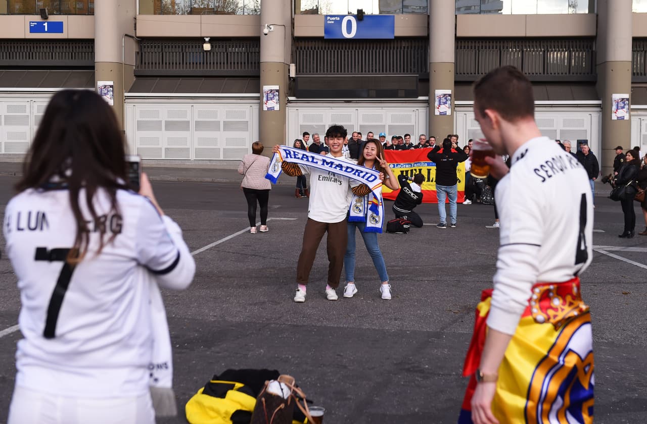 La intensidad de los hinchas de Real Madrid se sintió en el estadio Santiago Bernabéu, mientras los de Ajax llegaron a sitios como la Puerta del Sol y la Plaza Mayor en las calles de la capital española para el juego de vuelta de los Octavos de Final de la Champions League.