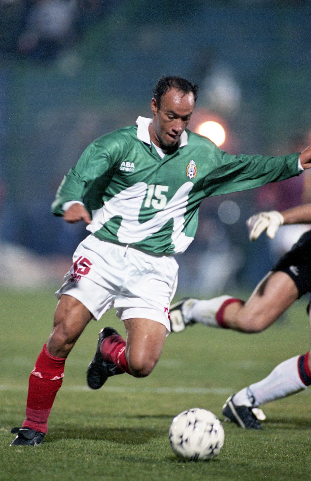 México y Venezuela se han enfrentado 2 veces en Copa América. La primera fue en el evento organizado por Uruguay en 1995. Fue el 9 de julio en Maldonado. Victoria de México 3 – 1 con 2 goles de Luis García mediante tiro penal y uno de Misael Espinoza. La anotación venezolana fue autogol de Jorge Campos. Fue el único triunfo de México en la fase de grupos, luego fue eliminado en Cuartos de Final por Estados Unidos que ganó 4 – 1.