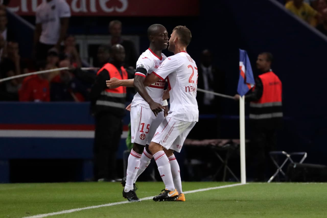 La primera anotación del partido la conseguiría el marfileño Mark Gradel al minuto 18.