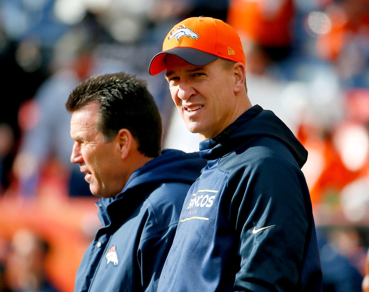 Los Denver Broncos deben apostar al regreso de Peyton Manning como quarterback titular. No se trata del rendimiento de Brock Osweiler quien solo ha cumplido su trabajo, sin nada espectacular. Osweiler no ha sido una diferencia notoria en el rendimiento del equipo, Peyton sí podría serlo por la enorme experiencia que tiene, más allá de su situación física.