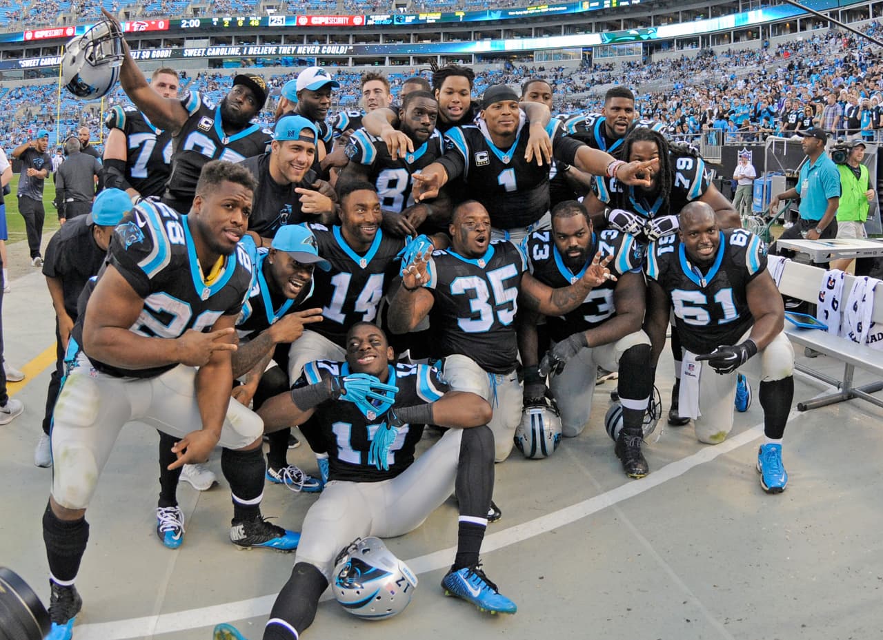 Los Carolina Panthers están viviendo la mejor temporada de su historia y no han tenido reparo en celebrarlo. Con 13 victorias sin derrota, son campeones divisionales y se perfilan a la perfección pero... tomarse fotos en pleno partido, subirlas a redes sociales, festejar en exceso puede traer problemas de disciplina. El peor enemigo de Carolina es Carolina.